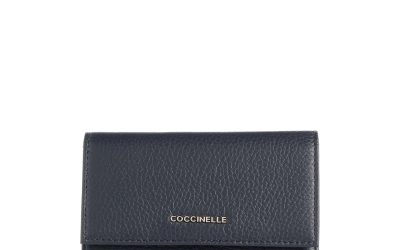 Gentile Metallic Soft de la Coccinelle – Eleganță și Funcționalitate